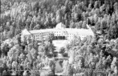 Flygfoto över Spenshults Sanatorium, Johansfors. Den långsträckta byggnaden, ritad av arkitekt Ivar Tengbom, har en svängd fasad som vetter mot en park med anlagda gångstigar och en damm. Spenshults kronopark går tätt inpå anläggningen.

Spenshults sanatorium var ett av de så kallade jubileumssanatorierna som uppfördes med medel från konung Oskar II:s jubileumsfond. Sanatoriet invigdes 1913 som det fjärde av jubileumssanatorierna. 1953 upphörde sanatorievården vid Spenshult och byggnaden överläts till Riksförbundet för reumatism och blev Spenshults reumatikersjukhus.