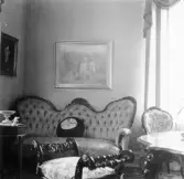 Interiörbild från Torborg Lindéns hem på Södra Ringgatan 12, kv Trädgården, Alingsås. Bilden tagen av hennes son Erik Lindén 1949.