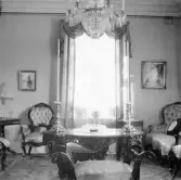 Stoppade sittmöbler i en salong. Interiörbild från Torborg Lindéns hem på Södra Ringgatan 12, kv Trädgården, Alingsås. Bilden tagen av hennes son Erik Lindén 1949.
