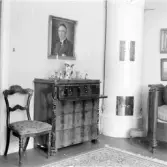 Interiörbild från Torborg Lindéns sovrum på andra våning i hennes hem på Södra Ringgatan 12, kv Trädgården, Alingsås. Bilden tagen av hennes son Erik Lindén 1949.