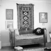 Interiörbild från Torborg Lindéns sovrum på andra våning i hennes hem på Södra Ringgatan 12, kv Trädgården, Alingsås. Bilden tagen av hennes son Erik Lindén 1949.