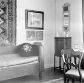 Interiörbild från Torborg Lindéns sovrum på andra våning i hennes hem på Södra Ringgatan 12, kv Trädgården, Alingsås. Bilden tagen av hennes son Erik Lindén 1949.