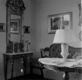 Interiörbild från Torborg Lindéns hem på Södra Ringgatan 12, kv Trädgården, Alingsås. Bilden tagen av hennes son Erik Lindén 1949.