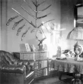 Interiörbild från herrummet i Torborg Lindéns hem på Södra Ringgatan 12, kv Trädgården, Alingsås. Bilden tagen av hennes son Erik Lindén 1949.