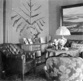 Interiörbild från Torborg Lindéns hem på Södra Ringgatan 12, kv Trädgården, Alingsås. Bilden tagen av hennes son Erik Lindén 1949.