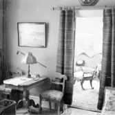 Interiörbild från entrérummet i Torborg Lindéns hem på Södra Ringgatan 12, kv Trädgården, Alingsås. Bilden tagen av hennes son Erik Lindén 1949.