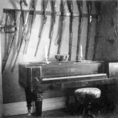 Interiörbild från entrérummet i Torborg Lindéns hem på Södra Ringgatan 12, kv Trädgården, Alingsås. Bilden tagen av hennes son Erik Lindén 1949.