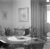Interiörbild från Torborg Lindéns hem på Södra Ringgatan 12, kv Trädgården, Alingsås. Bilden tagen av hennes son Erik Lindén 1949.