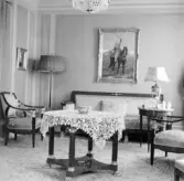 Interiörbild från salongen i Torborg Lindéns hem på Södra Ringgatan 12, kv Trädgården, Alingsås. Bilden tagen av hennes son Erik Lindén 1949.