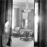 Interiörbild från salongen i Torborg Lindéns hem på Södra Ringgatan 12, kv Trädgården, Alingsås. Bilden tagen av hennes son Erik Lindén 1949.