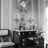 Interiörbild från salongen i Torborg Lindéns hem på Södra Ringgatan 12, kv Trädgården, Alingsås. Bilden tagen av hennes son Erik Lindén 1949.