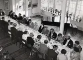 50-årsjubileum den 3 juli 1954 för Kustsanatoriet Apelviken. Middag vid långbord på Societetsrestaurangen. I bakgrunden står en flygel. (Se bildnr KSA137-KSA159.)