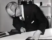 Personalens kurs i bokbinderi vid Kustsanatoriet Apelviken på 1960-talet. Överläkare Albert Ahlberg viker blad. Bilderna har tillhört sjukhusintendent Harald Liljenberg (1908-1983). (Se bildnr KSA160-KSA169)