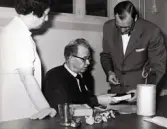 Personalens kurs i bokbinderi vid Kustsanatoriet Apelviken på 1960-talet. Bilderna har tillhört sjukhusintendent Harald Liljenberg (1908-1983) och troligen är det han som står till höger. (Se bildnr KSA160-KSA169)