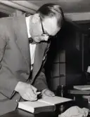 Personalens kurs i bokbinderi vid Kustsanatoriet Apelviken på 1960-talet. Bilderna har tillhört sjukhusintendent Harald Liljenberg (1908-1983) och troligen är det han på bilden. (Se bildnr KSA160-KSA169)