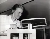 Personalens kurs i bokbinderi vid Kustsanatoriet Apelviken på 1960-talet. En kursdeltagare koncentrerar sig på ett moment med bågsåg. Bilderna har tillhört sjukhusintendent Harald Liljenberg (1908-1983). (Se bildnr KSA160-KSA169)