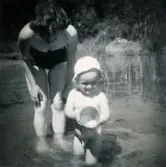 Inga Maj Berndtsson med sonen Lennart Berndtsson står i vattnet vid badplatsen 