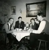 Kafferep på Prytzgatan i Broslätt, Mölndal, cirka 1957. Pojken Lennart Berntsson sitter vid bordet tillsammans med pappa Leif Berndtsson, morfar Thure Johansson, mamma Inga Maj Berndtsson, faster Ulla Kihlqvist samt farbror Gösta Kihlqvist.