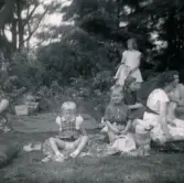 Utflykt till Balltorp i Mölndal, cirka 1958. Porträtt av pojken Lennart Berndtsson och flickan Ulla Nilsson. De var grannar på Tolsegårdsgatan 4B i Bosgården, Mölndal. I bakgrunden en samling kvinnor.