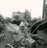 Porträtt av kusiner, år 1966. Anette Blomberg, Lena Berndtsson samt Anders Blomberg i vagnen.