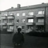 Porträtt av Ulla Nilsson, granne till Lennart Berndtsson. Tolsegårdsgatan i Bosgården, Mölndal, i mitten av 1960-talet.