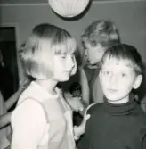 Hippa hemma hos Lars-Erik Filipsson, år 1966-1967. Porträtt av Helene och Lennart.