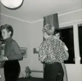 Hippa hemma hos Lars-Erik Filipsson, år 1966-1967. Jan dansar med Bodil. Ola till vänster.