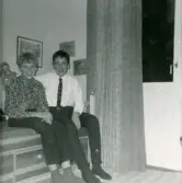 Hippa hemma hos Lars-Erik Filipsson, år 1966-1967. Porträtt av Jan och Lars-Erik.