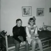Hippa hemma hos Lars-Erik Filipsson, år 1966-1967. Porträtt av Lennart och Helene.