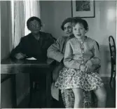 Kjellviken. Torborg sitter i sin mormor Nanny Nyströms knä