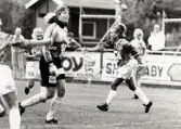 Fotbollslaget Jitex BK spelar match på Kvarnbyvallen i Mölndal, år 1993-1994. Jitex-spelare Carina Håkansson och Linda Andersson. Motståndarlag och slutresultat är okända.