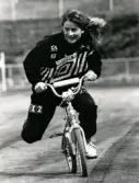 En Jitex BK-spelare som cyklar på en alldeles för liten cykel vid Kvarnbyvallen i Mölndal på 1990-talet.