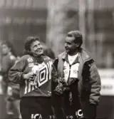 En Jitex BK-spelare och en ledare för klubben fotograferade i samband med match i Mölndal på 1990-talet. Arena, motståndarlag och slutresultat är okända.