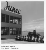 Junex-fabriken vid Grännavägen i Huskvarna. En rad människor sitter och tittar på utsikten över Vättern.