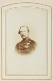 En man i militäruniform med ordnar (Svärdsorden och Nordstjärneorden). 
Bröstbild, halvprofil. Ateljéfoto.
Översten (och postmästaren) Fredrik Wrangel (1816-1896) (adl. ätten), Växjö.
Far till bl a professor Ewert Wrangel (1863-1940), Lund.