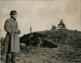 Bild på Landsantikvarie Egil Lönnberg stående vid ett kalhygge 