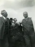 Norra smålands fornminnes och Jönköpings läns hembygdsförbund. Exkursion genom Västbo 1937. Besöket vid Smålandsstenar. Hovrättsrådet Lindman och kapten Kugelberg.