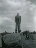 Norra smålands fornminnes och Jönköpings läns hembygdsförbund. Exkursion genom Västbo 1937. Besöket vid Smålandsstenar. Landsantikvarie Egil Lönnberg talar.