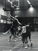 Kvarnby Basket spelar match i Mölndals idrottshus/Aktiviteten, år 1993. Motståndarlag och slutresultat är okända.