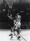 Kvarnby Basket spelar match i Mölndals idrottshus/Aktiviteten, år 1993. Motståndarlag och slutresultat är okända.