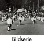 Serie om tre svartvita fotografier som visar demonstrationståg på Häradsgatan i Bosgården, Mölndal, på Första maj, år 1994. Längst fram tågar Mölndals Paradorkester.