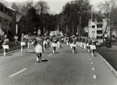 Demonstrationståg på Häradsgatan i Bosgården, Mölndal, på Första maj, år 1994. Längst fram tågar Mölndals Paradorkester.