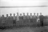 Skitiga fotbollspelare efter match i Örebro, 1920-tal