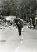 Demonstrationståg på Häradsgatan i Bosgården, Mölndal, på Första maj, år 1994. Längst fram tågar Mölndals Paradorkester.