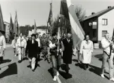 Demonstrationståg på Häradsgatan i Bosgården, Mölndal, på Första maj, år 1994.