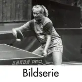 Serie om sju svartvita fotografier som visar en kvinnlig bordtennisspelare från Mölndals Bordtennisklubb spela match, år 1992. Idrottshallen är okänd.