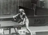 En kvinnlig bordtennisspelare från Mölndals Bordtennisklubb spelar match, år 1992. Idrottshallen är okänd.