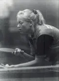 En kvinnlig bordtennisspelare från Mölndals Bordtennisklubb spelar match, år 1992. Idrottshallen är okänd.