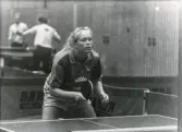 En kvinnlig bordtennisspelare från Mölndals Bordtennisklubb spelar match, år 1992. Idrottshallen är okänd.