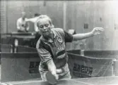 En kvinnlig bordtennisspelare från Mölndals Bordtennisklubb spelar match, år 1992. Idrottshallen är okänd.